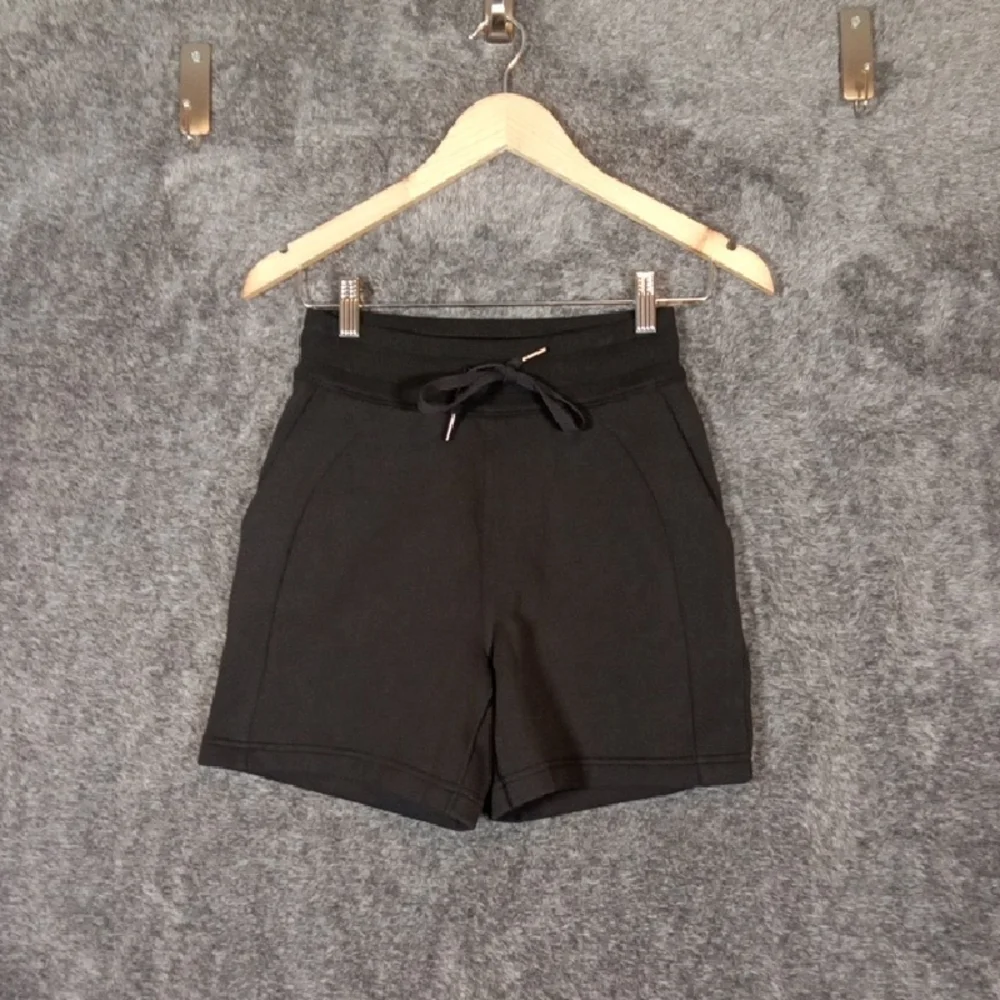 Lululemon Athletica Scuba High Rise Womens Short Relaxed Fit Size 2